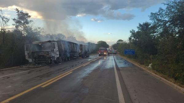 Bitrem carregado de trigo pega fogo na BR-343 em Capitão de Campos