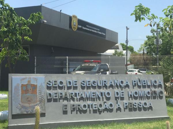 Criança de cinco anos é abrigada por vizinhos após mãe ser assassinada e padrasto desaparecer em Ter