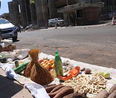 Sem-tetos levam produtos para frente do TJ tentando evitar despejo