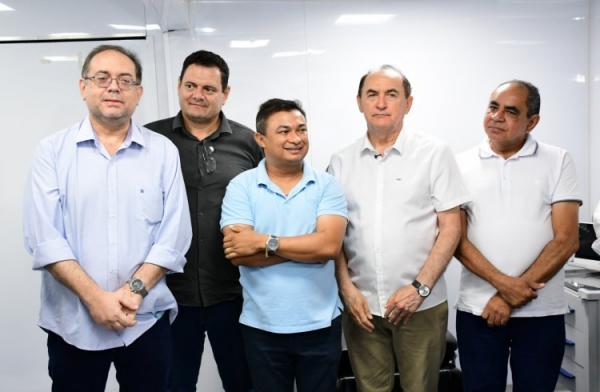 Gestores da regi&atilde;o visitam servi&ccedil;os da Carreta da Oftalmologia em Floriano.(Imagem:Secom)