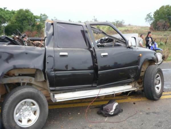 Colis&atilde;o entre &ocirc;nibus e Hilux deixa sete mortos(Imagem:Divulga&ccedil;&atilde;o)