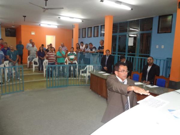 C&acirc;mara de Bar&atilde;o de Graja&uacute; d&aacute; posse ao suplente de vereador Z&eacute; Bar&atilde;o.(Imagem:FlorianoNews)