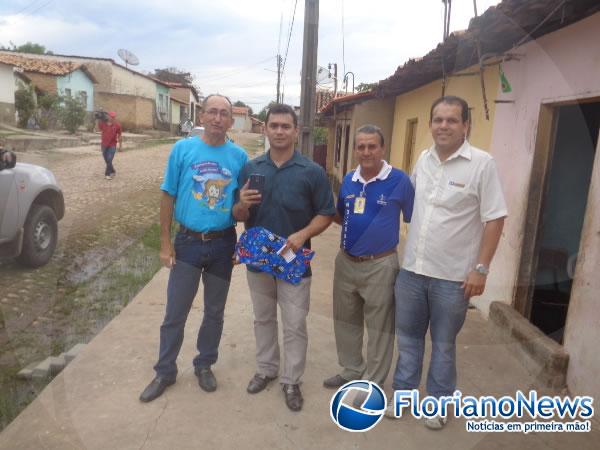 Crian&ccedil;as recebem primeiros presentes do Papai Noel dos Correios em Floriano.(Imagem:FlorianoNews)