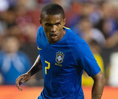 Tite deixa Douglas Costa fora da seleção por indisciplina