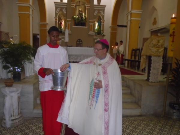 Vig&iacute;lia Pascoal re&uacute;ne fi&eacute;is na Catedral S&atilde;o Pedro de Alc&acirc;ntara, em Floriano.(Imagem:FlorianoNews)
