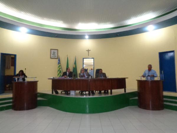 Câmara de Floriano realizou Sessão Ordinária para votação de Projetos e apresentação de Requerimento