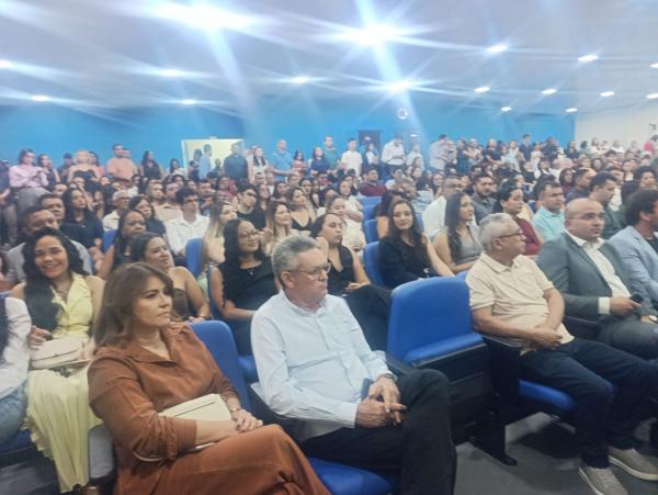 Solenidade marcada por lágrimas, homenagens e vibração celebrou a chegada de 214 profissionais para a Educação e 37 para a Saúde municipal.(Imagem:FlorianoNews)