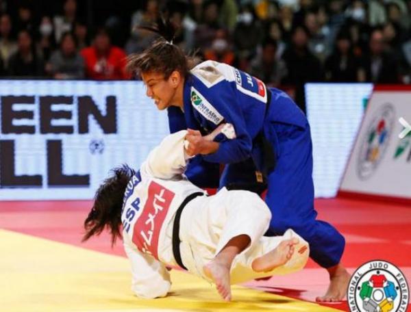 Sarah enfrenta rivais com autoridade e é bronze em Tóquio.(Imagem:Cidadeverde.com)
