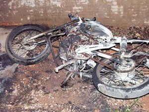 Homem põe fogo na moto de namorada em Barão de Grajaú