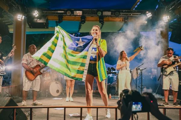 Soraya Castelo Branco e 100% Só Pra Sambar agitam Central de Artesanato no Dia do Piauí