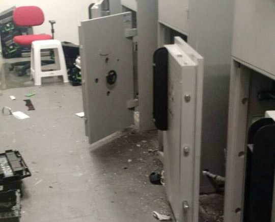 Bandidos invadem agência bancária e levam dinheiro de 5 caixas eletrônicos