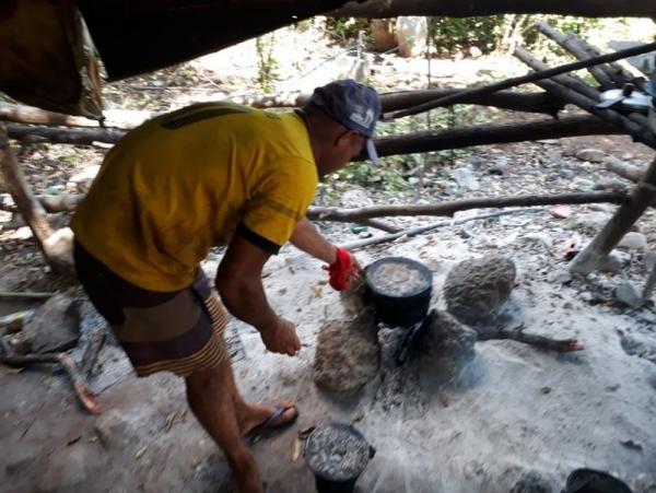 Trabalhadores de pedreira cozinhavam em fogareiros improvisados, na zona rural de Santa Cruz do Piau&iacute;.(Imagem:Divulga&ccedil;&atilde;o/ Minist&eacute;rio do Trabalho)
