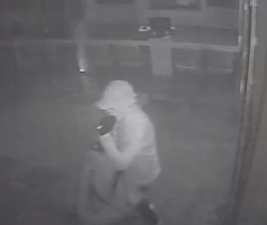 Vídeo mostra bando encapuzado e assaltando joalheria na Capital