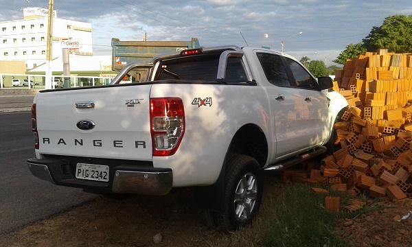 Autom&oacute;vel colide contra pilha de tijolos em Floriano.(Imagem:em&iacute;stocles Filho/jc24horas)