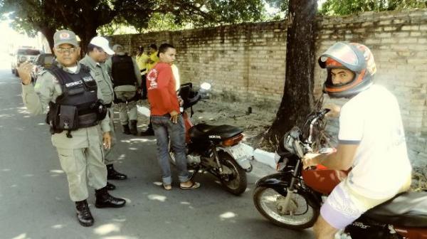 Pol&iacute;cia Militar e SUTRAN realizam blitz no centro de Floriano.(Imagem:FlorianoNews)