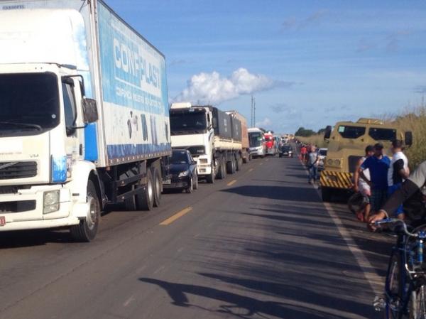Protesto causou grande congestionamento na BR-316, sa&iacute;da Sul de Teresina.(Imagem:Fernando Brito/G1)