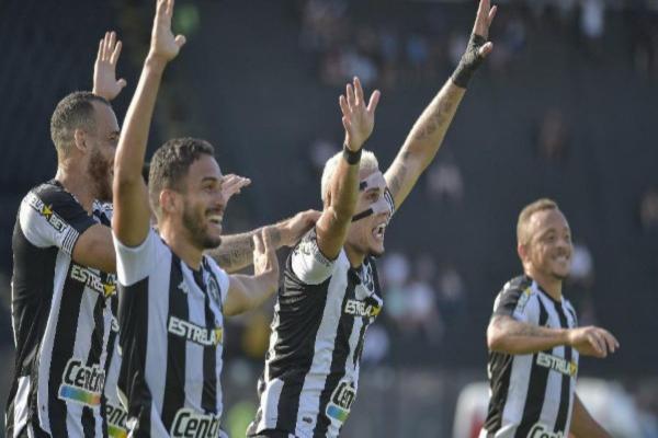 Botafogo goleia, vira líder e deixa o Vasco em difícil situação