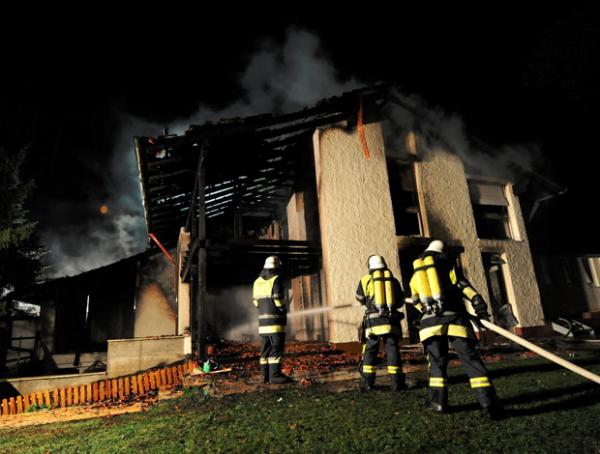 A causa do inc&ecirc;ndio &eacute; desconhecida e a perda foi total. Jogador e fam&iacute;lia passam bem. (Imagem:(Foto: EFE))