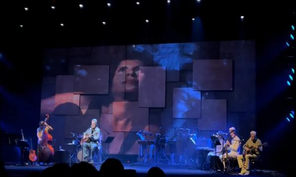 Chico Buarque saúda Gal Costa ao cantar "Mil perdões" na retomada da turnê "Que tal um samba?" em Br