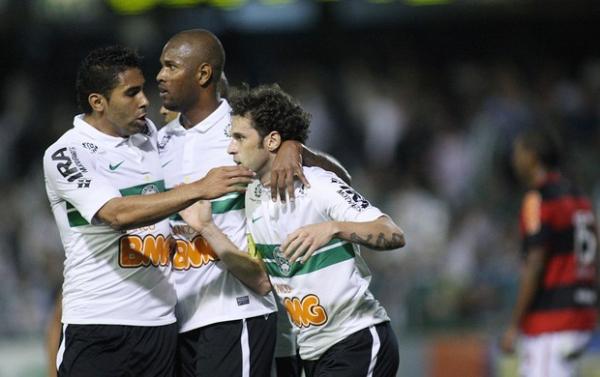 Coritiba dá baile no Flamengo e afunda rival na crise