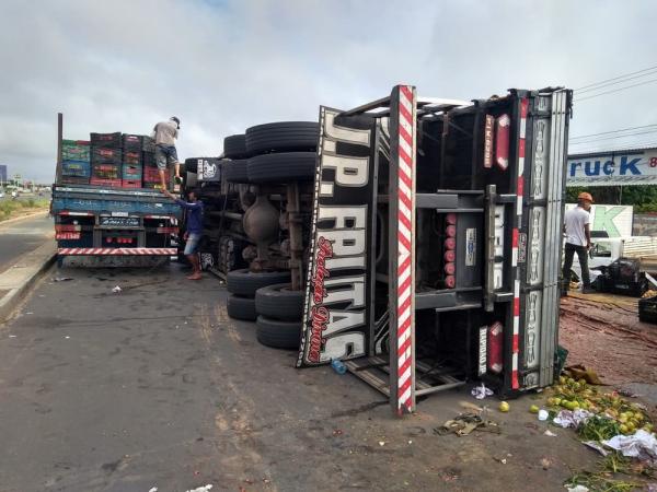 Caminhão carregado de frutas tomba na BR-316 e marginal fica interditada em Teresina