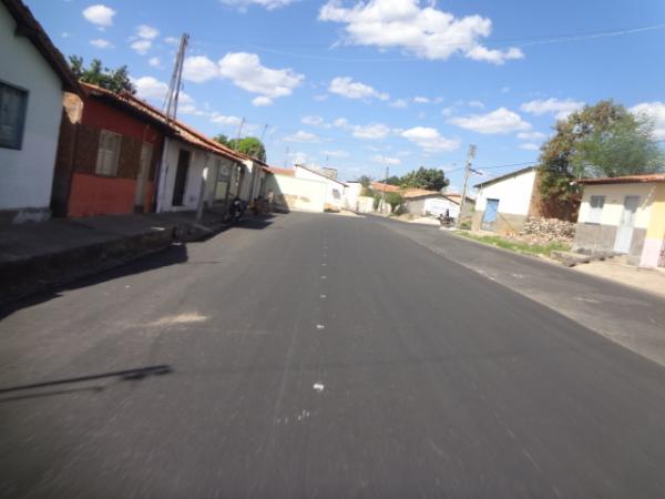 Rua Clementino Ribeiro recebe pavimentação asfáltica