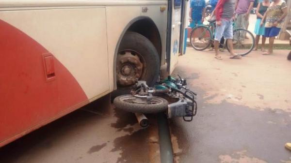 Colisão entre ônibus e motocicleta deixa jovem ferido no Piauí