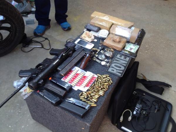 PM prende quatro suspeitos com 5 Kg de droga e uma submetralhadora