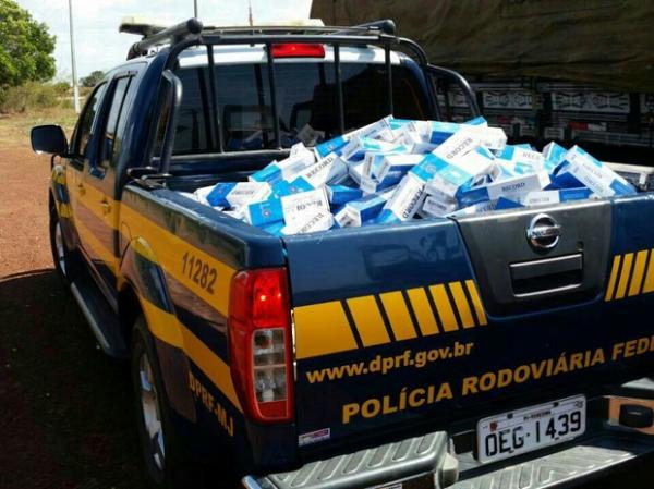 Foram apreendidos 4.490 ma&ccedil;os de cigarros contrabandeados.(Imagem:Divulga&ccedil;&atilde;o/PRF)