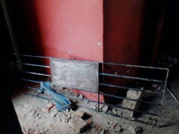 Transtornado após ser preso, homem destrói cela e parte de delegacia no PI