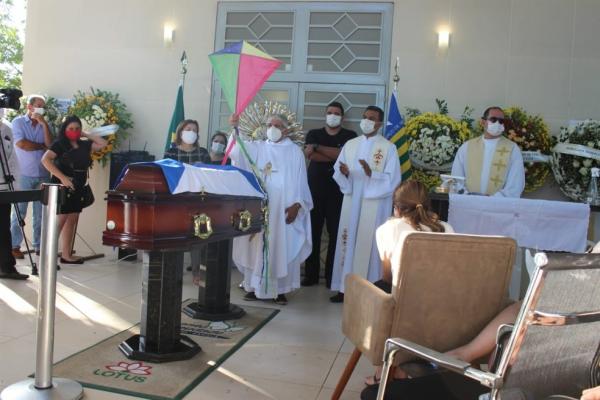 Padre Tony presta homenagem ao ex-prefeito Firmino Filho.(Imagem:L&iacute;via Ferreira/G1 PI)