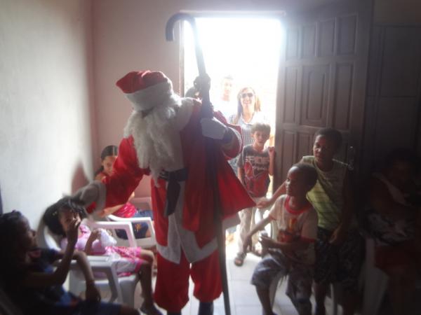 Papai Noel distribuiu presentes para crian&ccedil;as em Floriano.(Imagem:FlorianoNews)