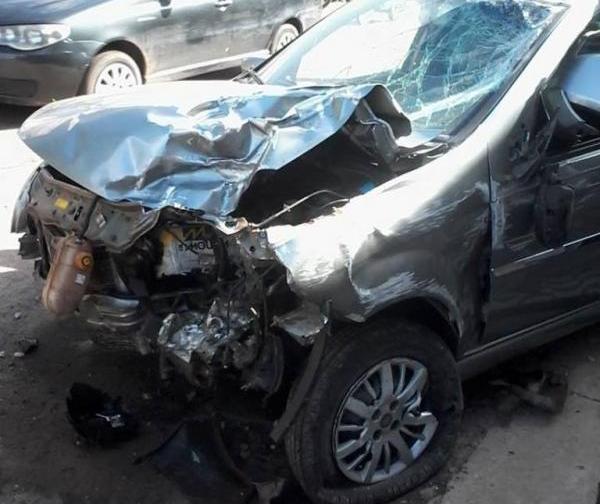 Ve&iacute;culo parcialmente destru&iacute;do.(Imagem:GP1)