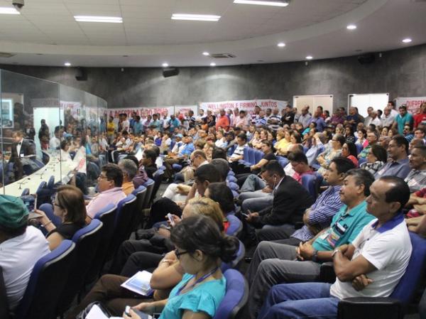 Servidores da Agespisa protestaram na C&acirc;mara Municipal.(Imagem:Gustavo Almeida/G1)