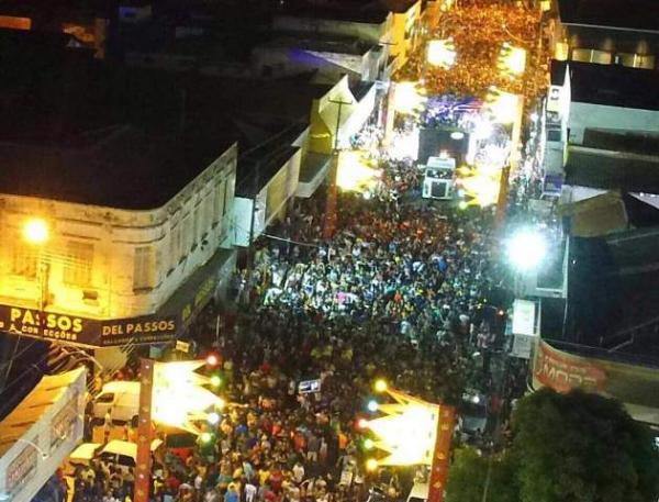 Oz Bambaz arrasta multidão na primeira noite de carnaval em Floriano