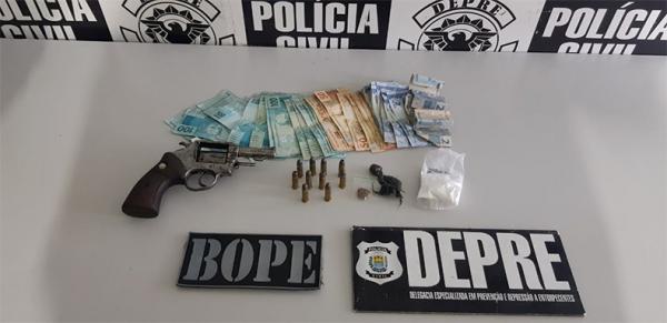 Esposa é presa após esconder arma e munições na calcinha