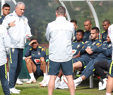 Lesão de Renato Augusto limita opções de Tite para resolver impasse no meio