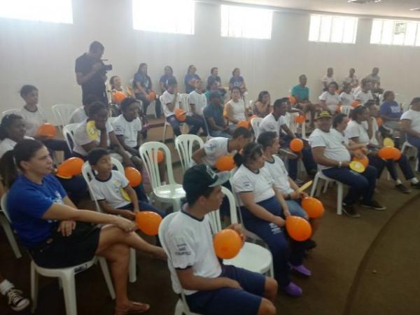 Pr&eacute;-estreia do espet&aacute;culo Leleco faz a alegria de crian&ccedil;as da APAE de Floriano.(Imagem:FlorianoNews)