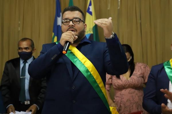 Prefeito exonera secretária que furou a fila da vacinação em Passagem Franca