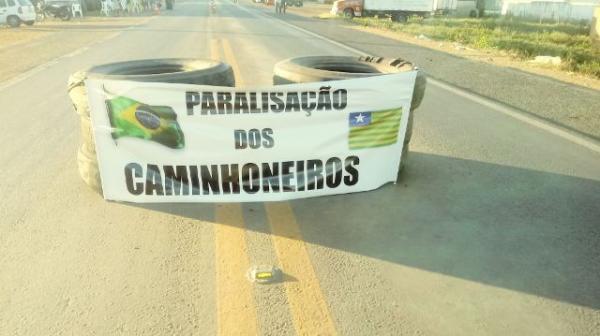 Apesar de an&uacute;ncio de acordo, caminhoneiros mant&ecirc;m paralisa&ccedil;&atilde;o em Floriano.(Imagem:FlorianoNews)