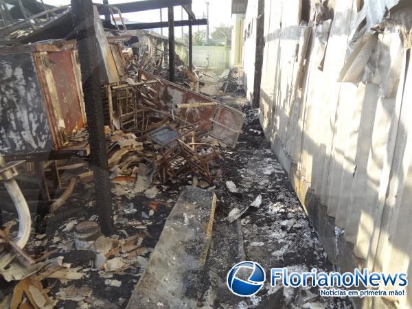 Inc&ecirc;ndio atinge parte do Hospital Regional Tib&eacute;rio Nunes em Floriano.(Imagem:FlorianoNews)