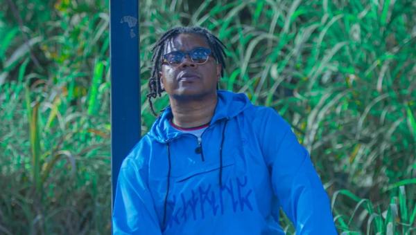 Rapper Xis apresenta dez músicas inéditas no quarto álbum solo, "Invisível azul"