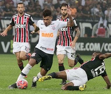 Com arbitragem polêmica, Corinthians vence São Paulo e aumenta crise rival
