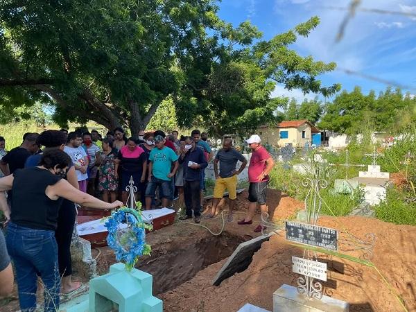  Corpo de estudante da UFPI morta ap&oacute;s calourada &eacute; sepultado sob forte como&ccedil;&atilde;o.(Imagem:Josiane Sousa /TV Clube )