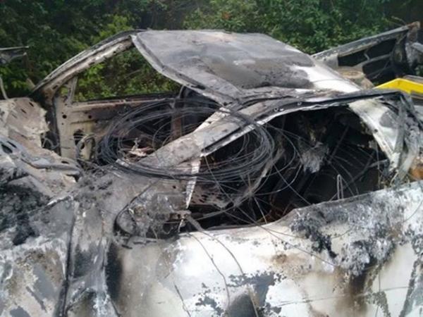 Carro fica destruído após incendiar na Avenida Barão de Gurguéia
