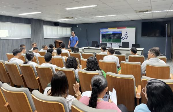 Os alunos participaram de palestras ministradas por especialistas da empresa, abordando temas essenciais para a forma&ccedil;&atilde;o profissional.(Imagem:Divulga&ccedil;&atilde;o)