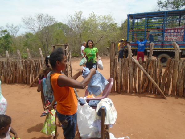 Moradores da zona rural de Floriano recebem doa&ccedil;&otilde;es de roupas e alimentos.(Imagem:FlorianoNews)