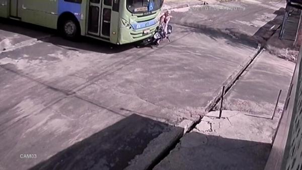 Motociclista invade preferencial e é arrastado por ônibus na Zona Sudeste de Teresina; vídeo