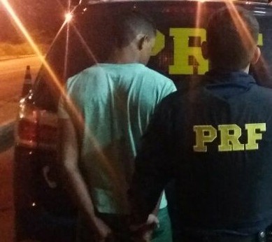 PRF prende dupla suspeita de roubos a motos no momento em que praticavam assalto