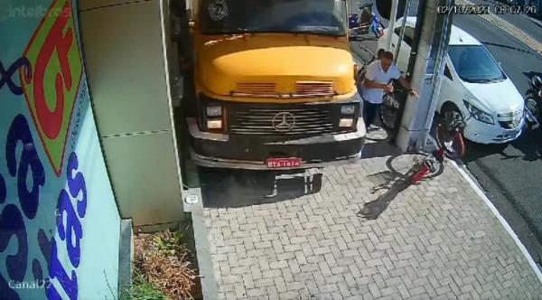 Ciclista escapa por pouco de ser atropelado por caminhão desgovernado em calçada no Piauí